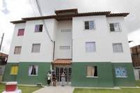 Mais 174 famílias que moravam em Alagados recebem novos apartamentos