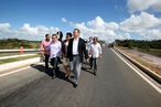 Governador inaugurou a nova Via Atlntica ligando Camaari  Estrada do Coco